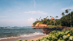 ayurveda-kur-sri-lanka-ayurvie-weligama-resort-strand Ein perfekter Strandtag mit Sonne und türkisblauem Wasser