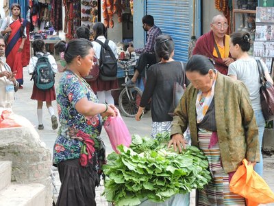 Munteres Treiben auf dem Markt in Nepal