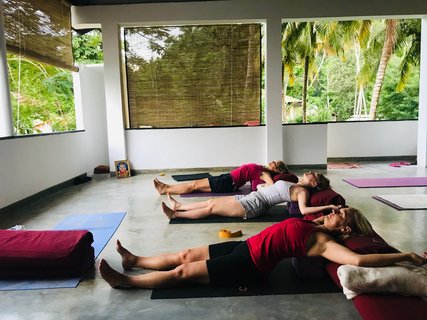 Kraft und Entspannung erwarten uns bei unserer Yoga-Praxis