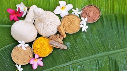 ayurveda-kraeuter-palmblatt-utensilien-gewuerze-blumen Eine Vielzahl an ayurvedischen Gewürzen