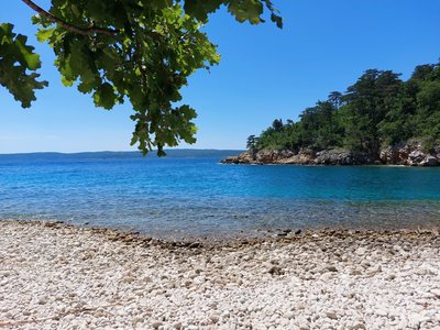 Ein erfrischendes Bad im Meer zwischen den Yoga-Stunden