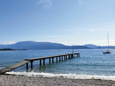 Den Blick über den weiten See genießen