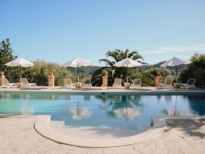 Sonnen tanken und entspannen am Pool