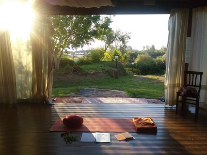 Yoga-Unterricht im schönen luftigen Yoga-Zelt 