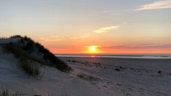 yoga-reise-deutschland-nordsee-baltrum-naturhotel-strand Genießen Sie die Weite der Landschaft auf der Insel Baltrum auf Spaziergängen im Sonnenuntergang