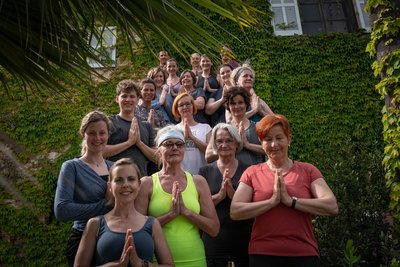 Olga Ens und ihre Teilnehmer auf Mallorca vor der Yoga Finca