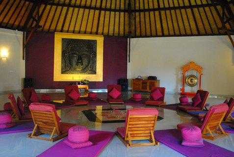 Tanken Sie Kraft und Energie im Meditationsraum im Holiway Garden Resort & Spa