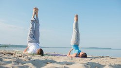 yoga-reisen-urlaub-meditation-strand-meer-gruppe-sarvangasana-schulterstand-kerze-asana-haltung Mit Yoga dem Himmel entgegen