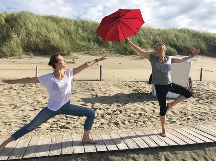 ...und sie tanzen am Strand mit Sonne und Wind - die Yogis von Georg Hartmann hatten Spaß am Strand!