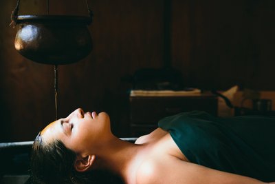 Der ayurvedische Stirnölguss, auch Stirnguss, Kopfguss oder Sanskrit Shirodhara genannt