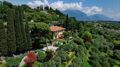 Die Villa Schindler mitten im Grünen gelegen
