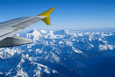 Der Blick auf den Himalaya aus dem Flugzeug