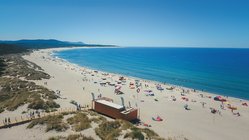 yoga-reisen-portugal-viana-do-castelo-feel-viana-strand Das strahlende Blau des Himmels geht am Horizont in das tiefe Blau des Meeres über