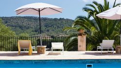 yoga-reisen-spanien-mallorca-finca-son-mola-vell-pool Hier können Sie am Pool so richtig entspannen