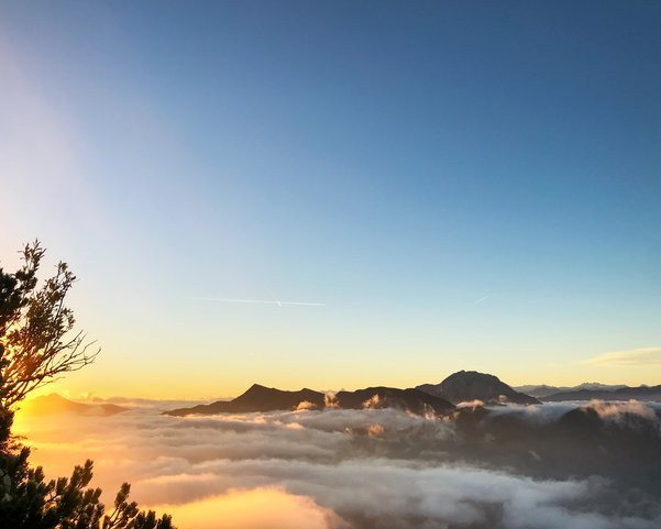 Benebelte Berge in goldenes Sonnenlicht getaucht