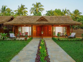 Die gemütlichen Eco Wooden Huts im Sitaram Beach Retreat werden am Abend stimmungsvoll beleuchtet