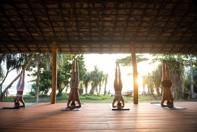 Die offen gestaltete Yogahalle des Talalla bietet genügend Platz und einen unvergleichlichen Blick direkt auf den Strand