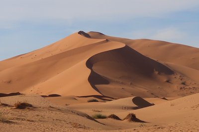 Genießen Sie die unendliche Weite und Stille der Wüste