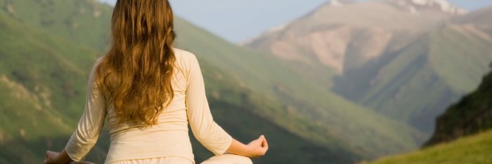 Meditieren und Yoga üben in den Bergen