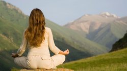 yoga-reisen-urlaub-meditation-berge-sukhasana-schneidersitz-lotussitz-asanas-haltung Meditieren und Yoga üben in den Bergen