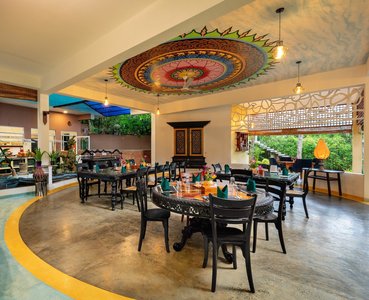 Im farbenfrohen Restaurant das Essen genießen