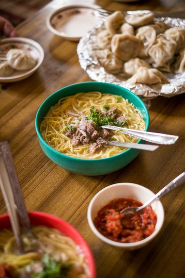 Traditionelles Essen in Bhutan mit Nudelsuppe und Momos