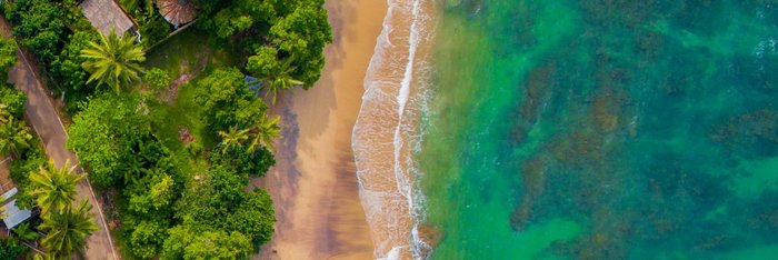 Meeresbucht mit Strand auf Sri Lanka