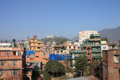 Genießen Sie das Panorama auf den berühmten Swayambhunath Tempel in Kathmandu in Nepal 