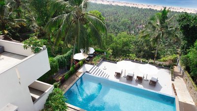 Der Blick über den palmengesäumten Strand hin zum Meer