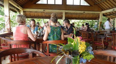 Genießen Sie die leckere Küche im leicht erhöhten Restaurant im Bali Mandala