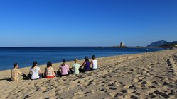 Italien Sardinien Hotel Galanias Yogagruppe am Strand Während der Yoga-Woche im Hotel Galanias findet die Yoga-Stunde auch mal am Strand statt