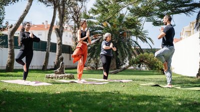 Gemeinsam im Garten Yoga üben