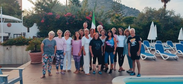 Eine Gruppe am Pool stehend