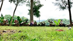 yoga-urlaub-indien-kerala-bethsaida-hermitage-yogapose-wiese Yogaposen unter freiem Himmel üben