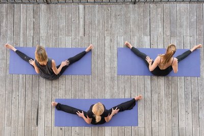 Gemeinsam Yoga üben auf der Yoga-Plattform