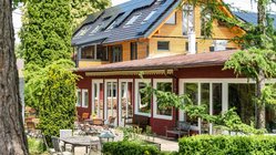 yoga-reisen-deutschland-alpen-bio-seminarhotel-seinz-terrasse Vom Restaurant aus haben Sie einen herrlichen Blick in den Garten
