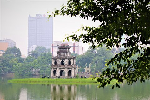 Der Hoan Kiem See mit der dreistöckigen Schildkrötenpagode