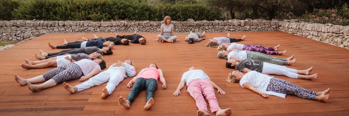 Shavasana in der gruppe unter freiem Himmel