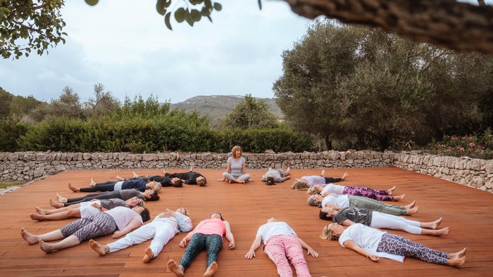 Shavasana in der gruppe unter freiem Himmel