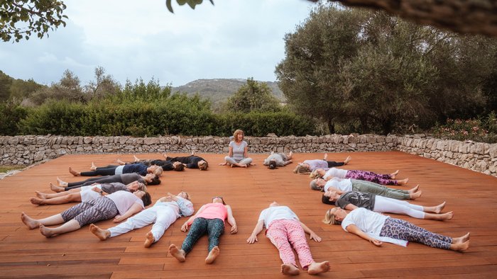 Shavasana in der gruppe unter freiem Himmel