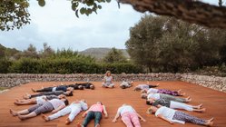 Shavasana in der gruppe unter freiem Himmel