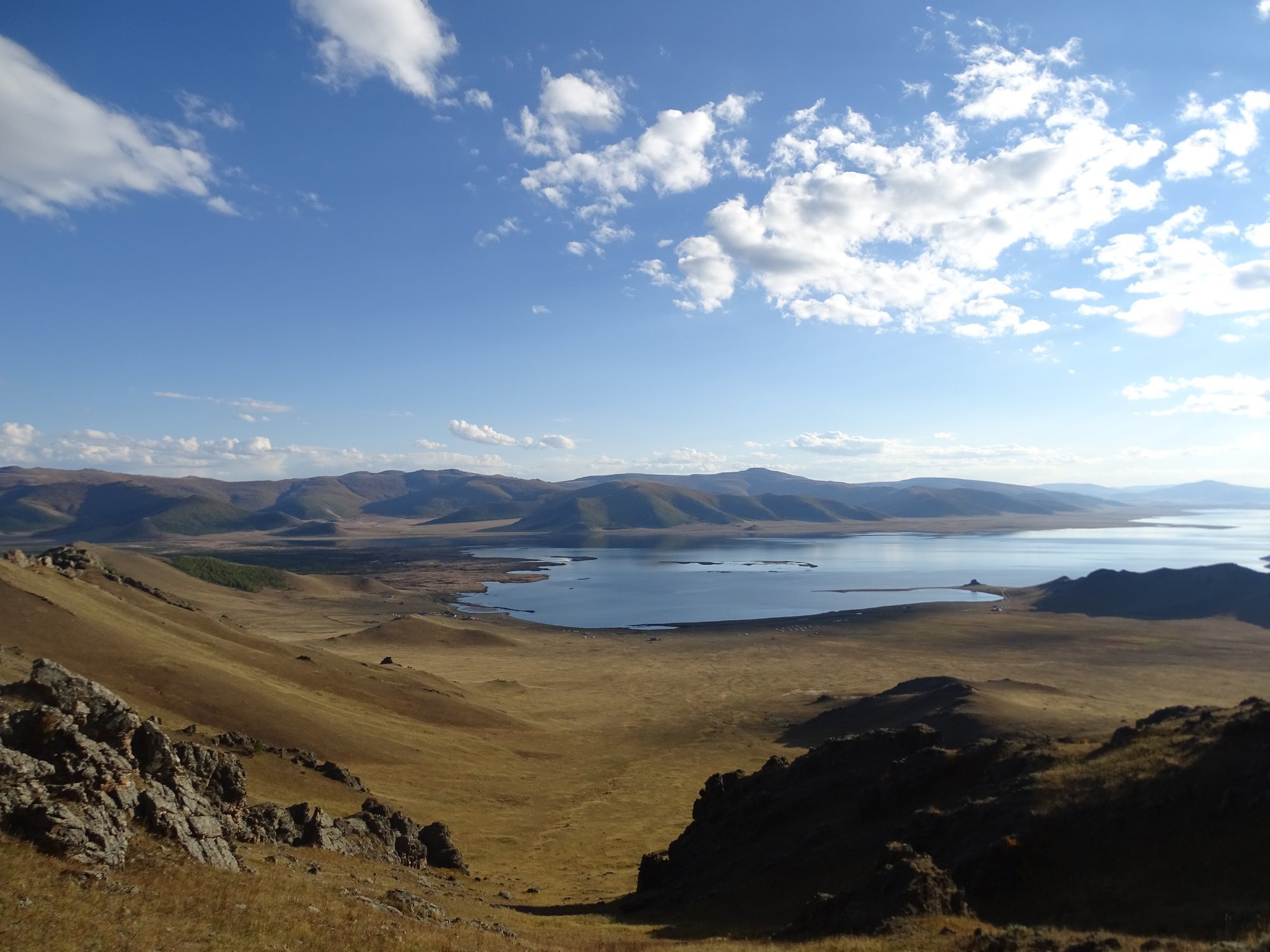 mongolei-reisen-rundreisen-gruppenreisen-ulaanbaatar-natur-steppe-naturpark-nationalpark-terkhiin-tsagaan-nuur Genießen Sie einen herrlichen Blick über einen See im Nationalpark der Mongolei