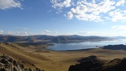 Genießen Sie einen herrlichen Blick über einen See im Nationalpark der Mongolei