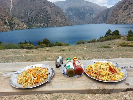 Leckeres Essen mit Aussicht auf den Phoksundo-See