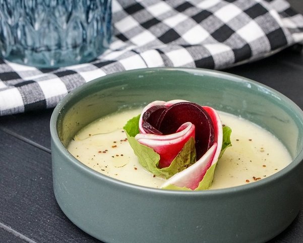 Eine Selleriesuppe mit einer Gemüserose