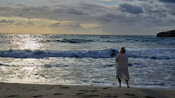 Eine Frau am Meer
