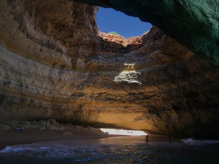 An der Algarve können Sie spannende Bootstouren zu beeindruckenden Höhlen erleben