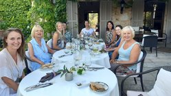 yoga-urlaub-spanien-mallorca-finca-son-mola-vell-gruppe-essen In gemütlicher Runde essen die Yogis in der Finca