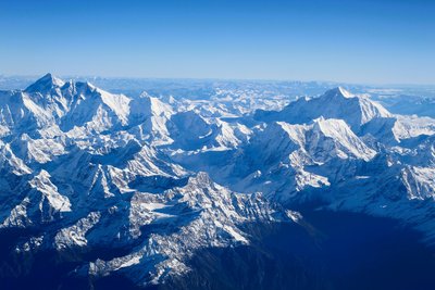 Der Blick auf den Himalaya aus dem Flugzeug