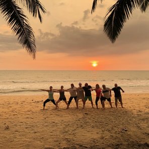 Yoga Gruppe am Strand in Indien